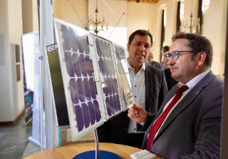 Dr. Frank Schäfer, Fraunhofer EMI, mit Staatsekretär Tobias Gotthardt bei einer Präsentation im Bayerischen Wirtschaftsministerium.