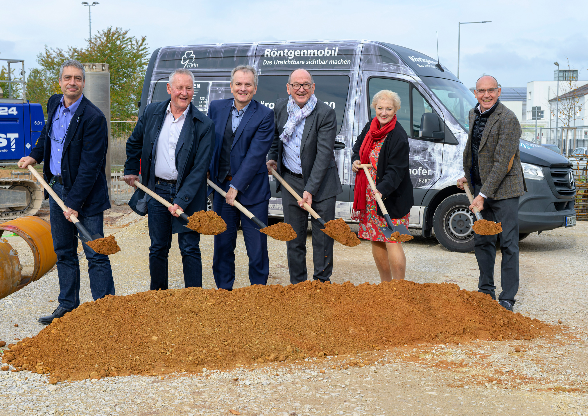 Gruppenfoto beim Spatenstich für den Bau der neuen Laborhalle